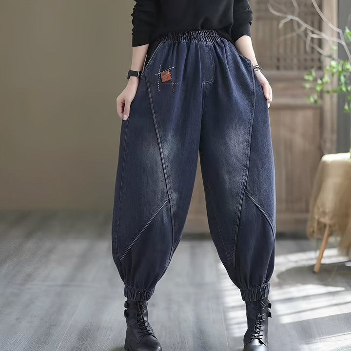 Stylowe spodnie damskie Maisy, luźne i komfortowe. Modny styl retro vintage, doskonałe na co dzień. Kobieca odzież.