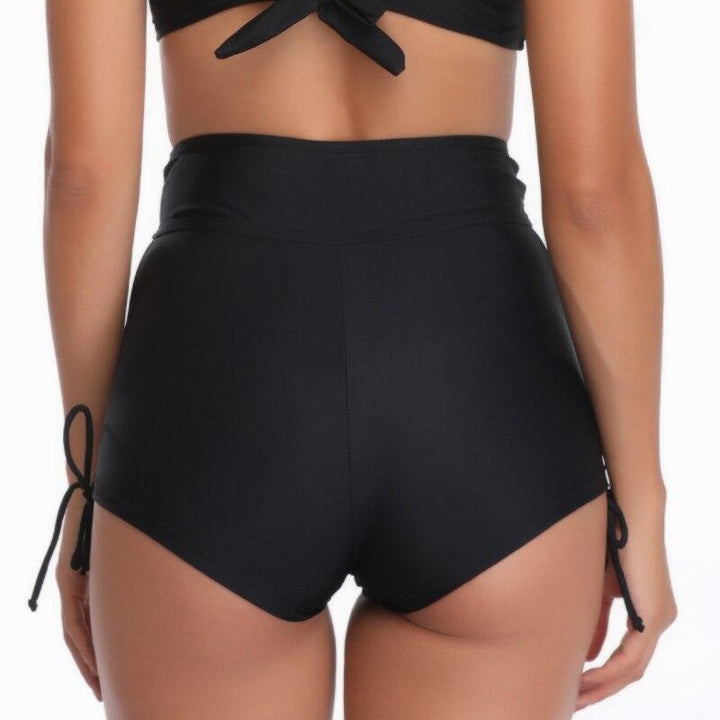 Czarne majtki bikini z wysokim stanem i marszczeniami, szybkoschnące. Stylowa moda plażowa dla kobiet.