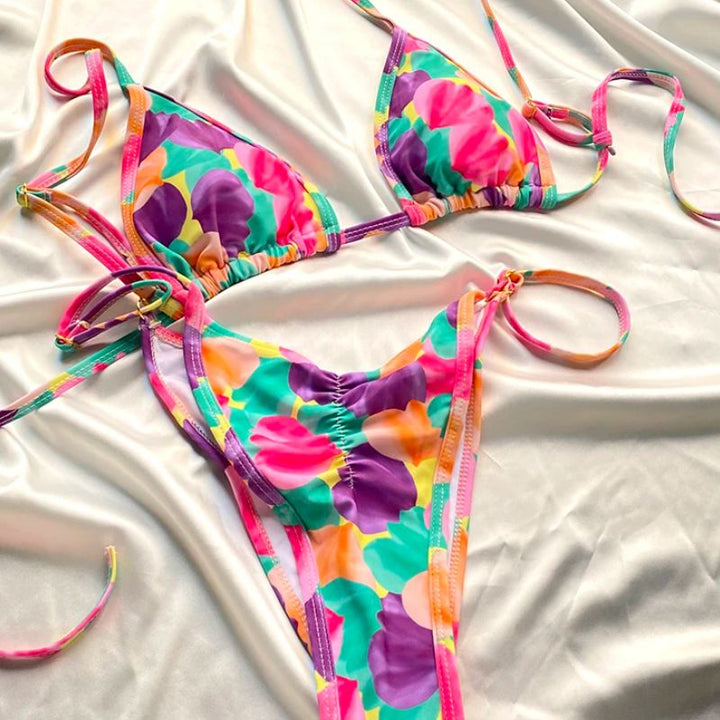 Zmysłowe damskie mikro bikini w żywe, kolorowe plamki. Dwuczęściowy strój kąpielowy idealny na upalne lato.