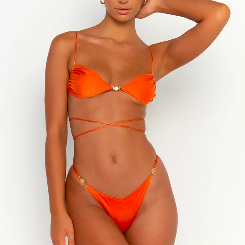Fioletowo-pomarańczowe damskie mikro bikini z modnymi paskami na brzuchu. Dwuczęściowy strój kąpielowy na lato.