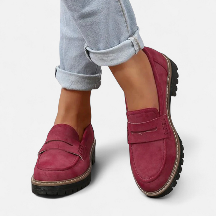 Eleganckie damskie mokasyny wsuwane z modną grubą podeszwą. Wygodne buty casual na wiele okazji.