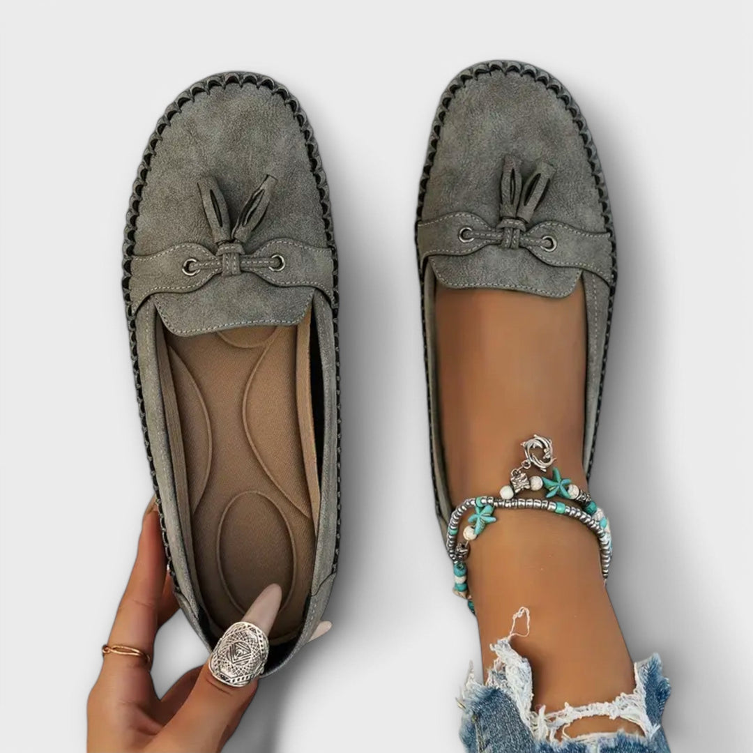 Wsuwane mokasyny damskie z frędzlami, zapewniające komfort i elegancki look na każdą okazję. Płaskie.