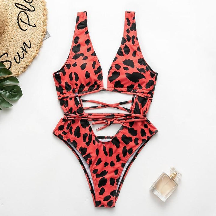 Stylowe damskie jednoczęściowe monokini z modnymi wycięciami i wzorami na lato. Moda plażowa.
