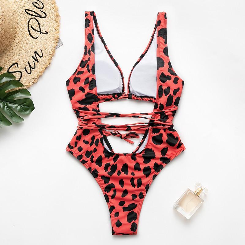 Elegancki damski strój kąpielowy monokini z wycięciami i unikalnym wzorem. Idealny na plażę.