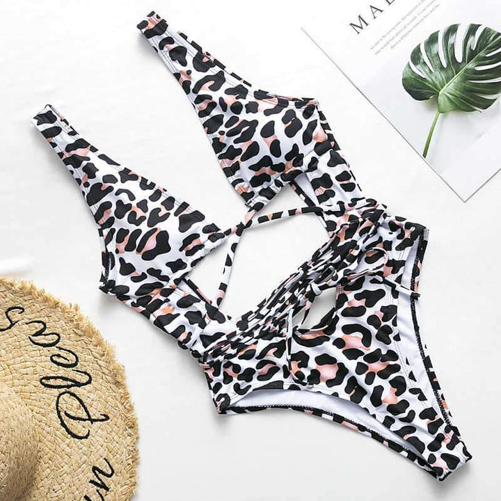 Modne damskie monokini z wycięciami, idealne na upalne dni i wakacje. Wygodne i stylowe.