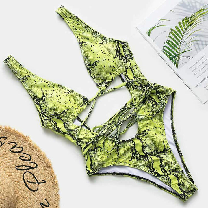 Monokini damskie, strój kąpielowy z modnymi wycięciami i efektownym wzorem. Moda plażowa 2024.