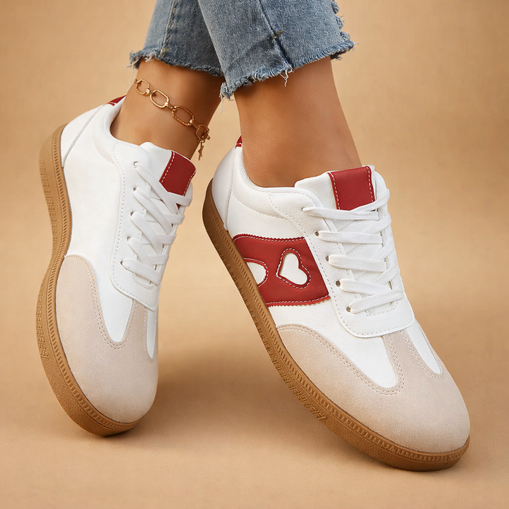 Białe damskie trampki, lekkie i oddychające. Wygodne casualowe sneakersy sznurowane do codziennego użytku.