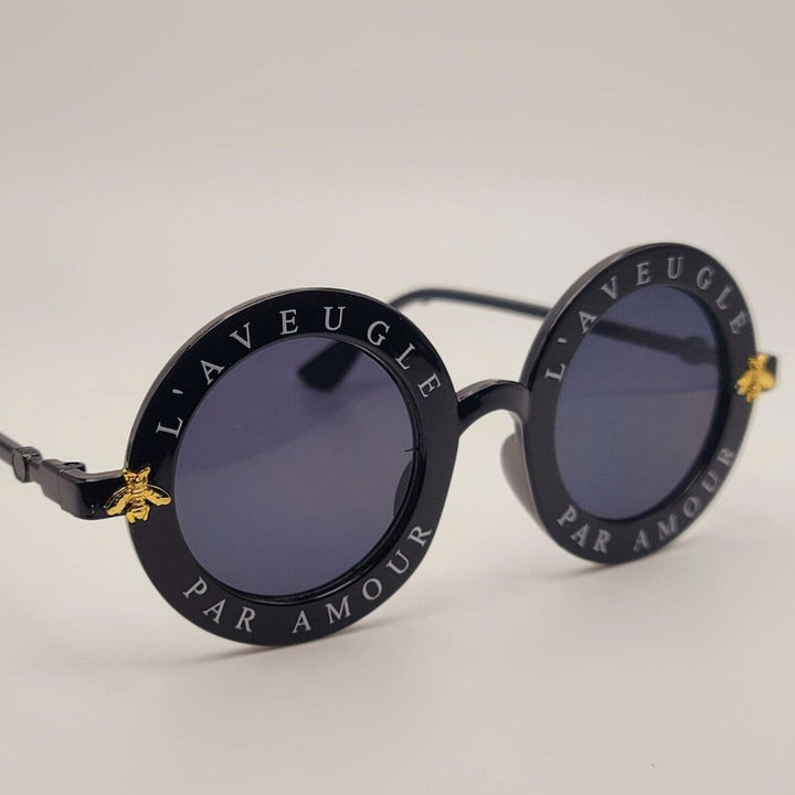 Eleganckie damskie okulary przeciwsłoneczne. Czarne, okrągłe oprawki zapewniające modny wygląd i ochronę UV.