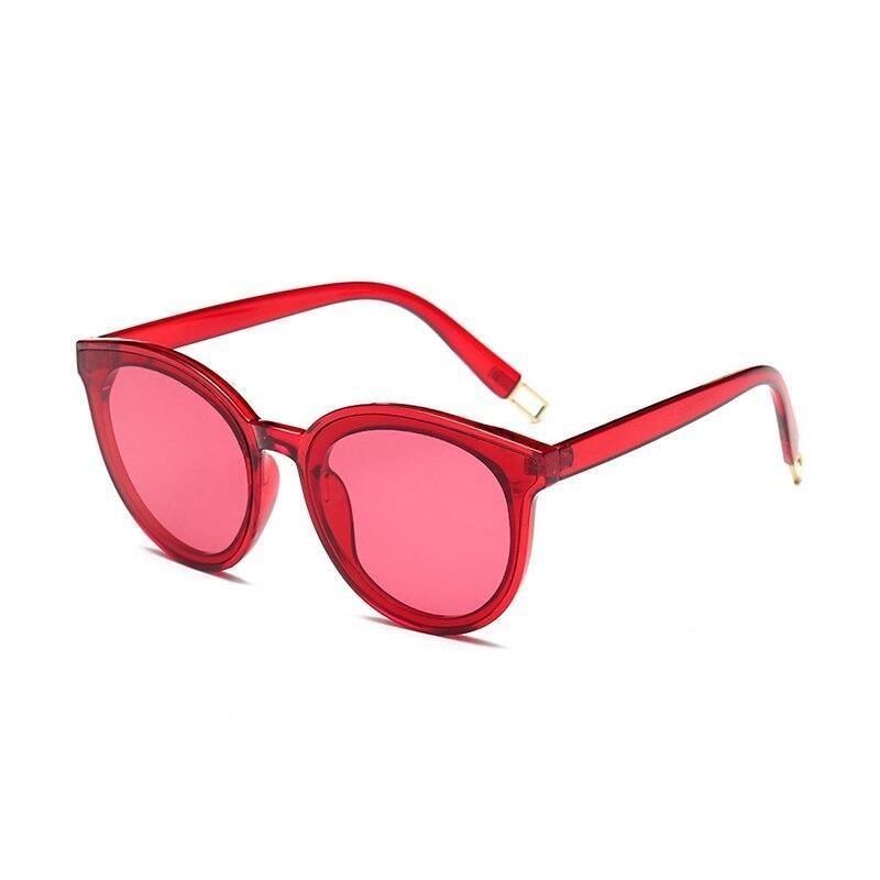 Klasyczne damskie okulary przeciwsłoneczne 'kocie oczy', symbol elegancji i współczesnego stylu.