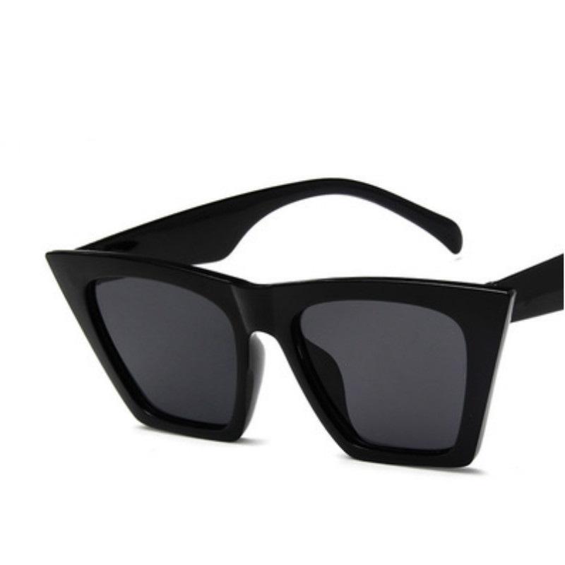 Eleganckie damskie okulary przeciwsłoneczne z oprawkami kocie oczy. Modny dodatek do letnich stylizacji.