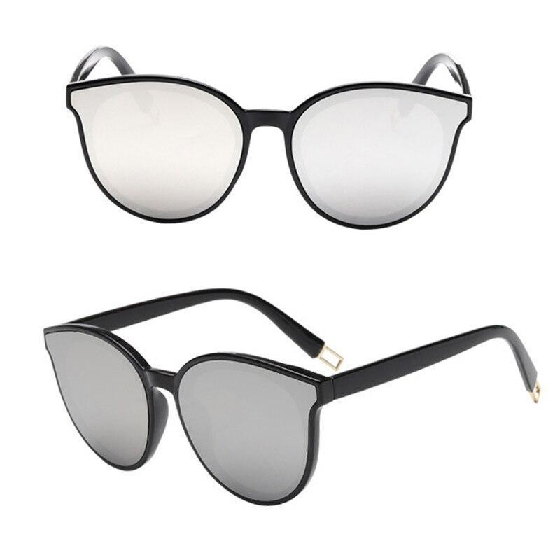 Stylowe damskie okulary 'kocie oczy' – modny dodatek do letnich stylizacji, podkreślający styl.