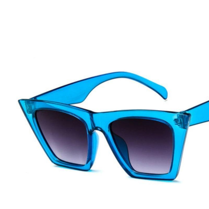 Eleganckie damskie okulary przeciwsłoneczne. Klasyczny fason kocie oczy, must-have na słoneczne dni i lato.