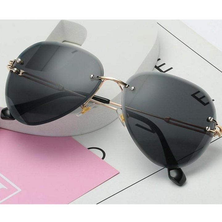 Nowoczesne damskie okulary przeciwsłoneczne w stylu pilotek. Must-have na lato, zapewniające komfort i styl.