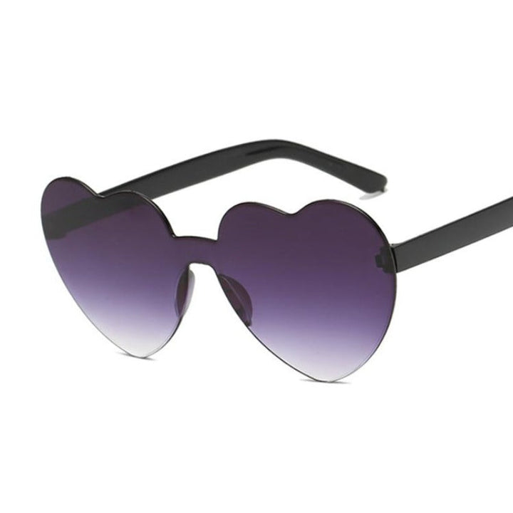 Designerskie okulary przeciwsłoneczne serca dla kobiet, dodające uroku.