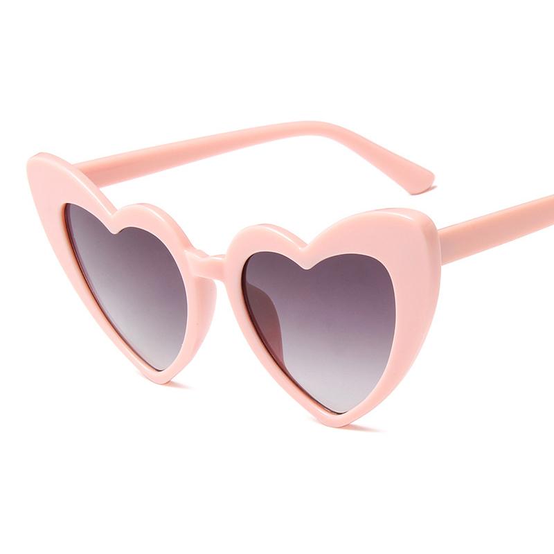 Unikalne damskie okulary przeciwsłoneczne serca w stylu retro, podkreślające styl.