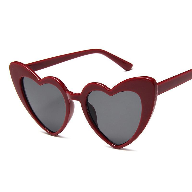 Eleganckie damskie okulary serca retro, łączące styl i ochronę przed słońcem.