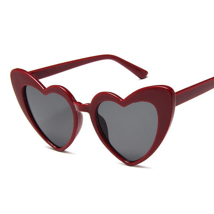 Eleganckie damskie okulary serca retro, łączące styl i ochronę przed słońcem.