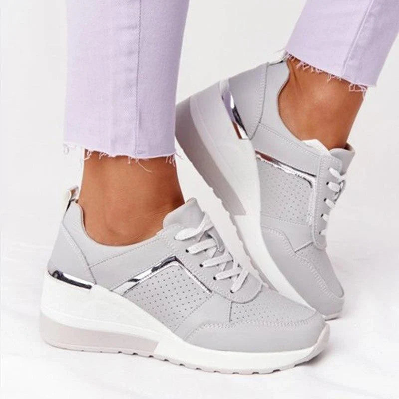 Modne damskie sneakersy na koturnie, idealne do codziennych stylizacji, łączące styl z wygodą.