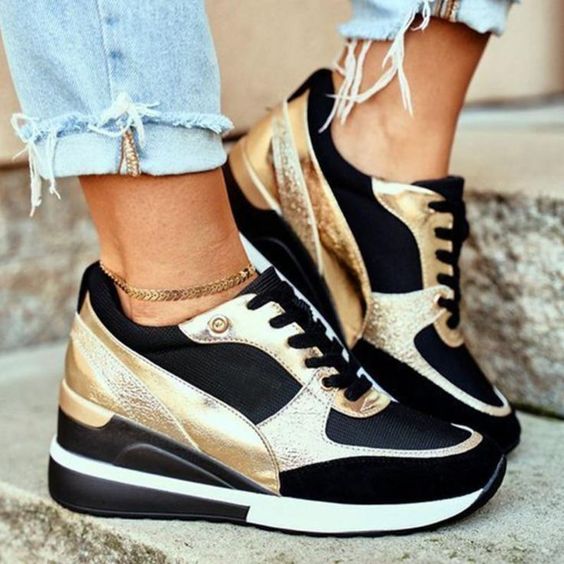 Stylowe beżowe sneakersy damskie, modne i komfortowe obuwie na koturnie, idealne do miejskich stylizacji.