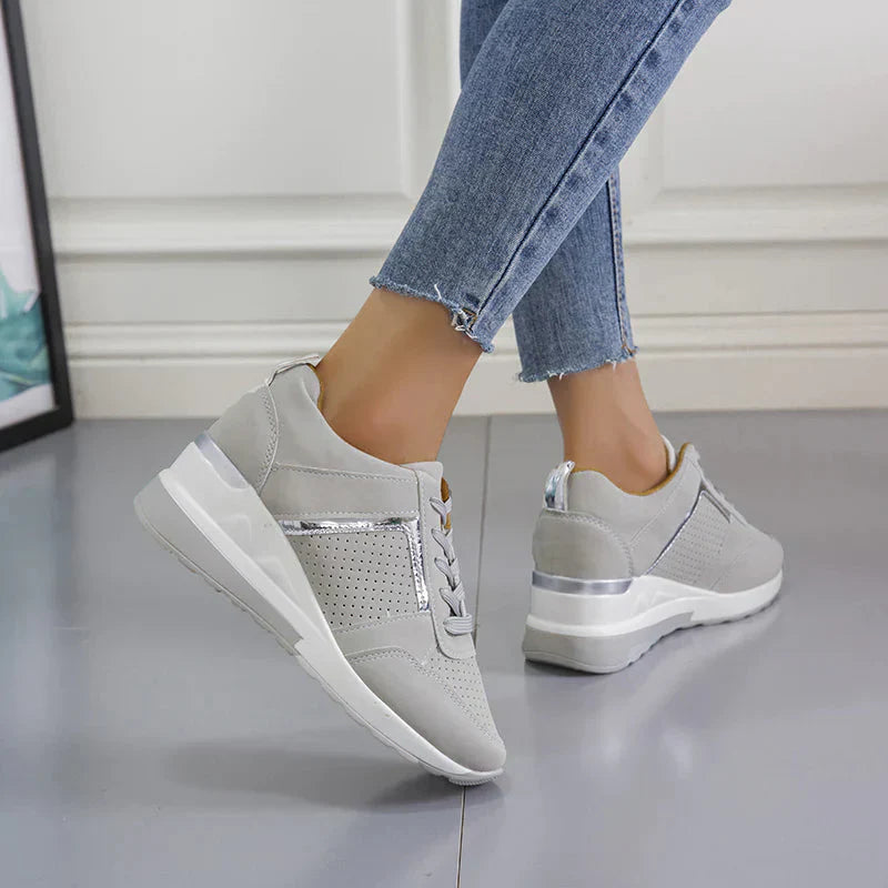 Czarne ze złotymi detalami damskie sneakersy na koturnie, modne i wygodne obuwie casualowe.