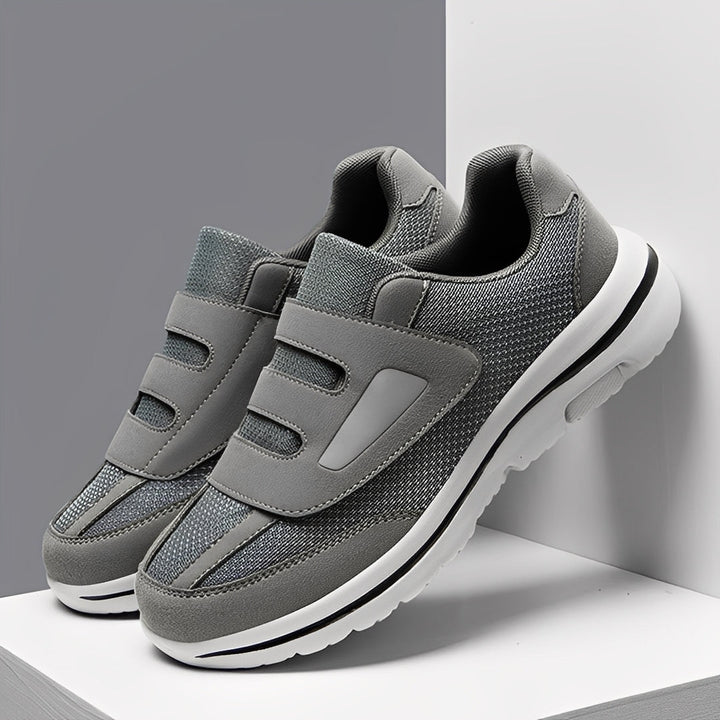 Czarne płaskie buty damskie z białą podeszwą. Uniwersalne i wygodne obuwie do stylizacji casual.