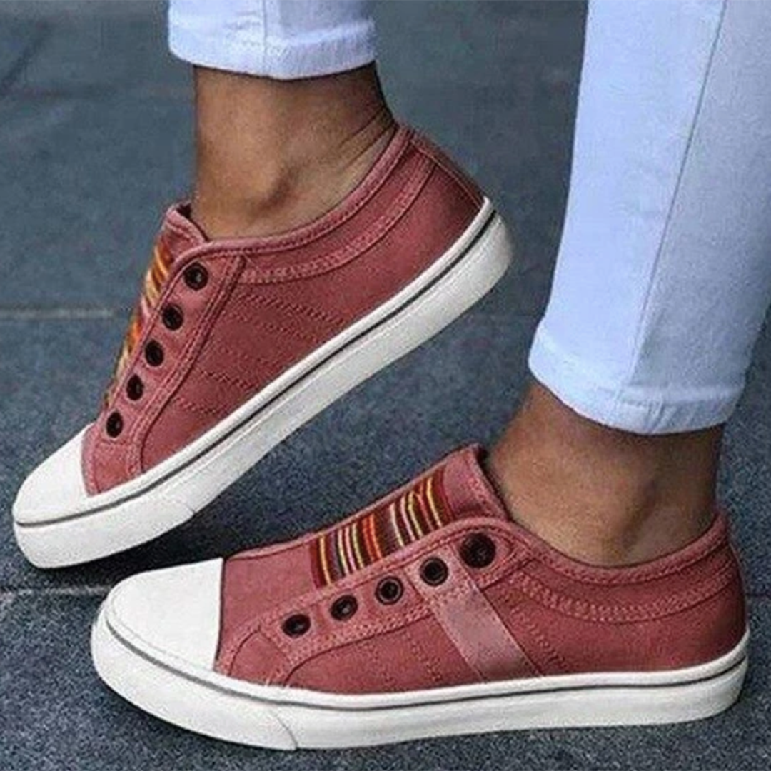 Damskie sneakersy slip-on Audrey, widok z boku. Prezentacja elastycznych wstawek i podeszwy, stylowe i wygodne.