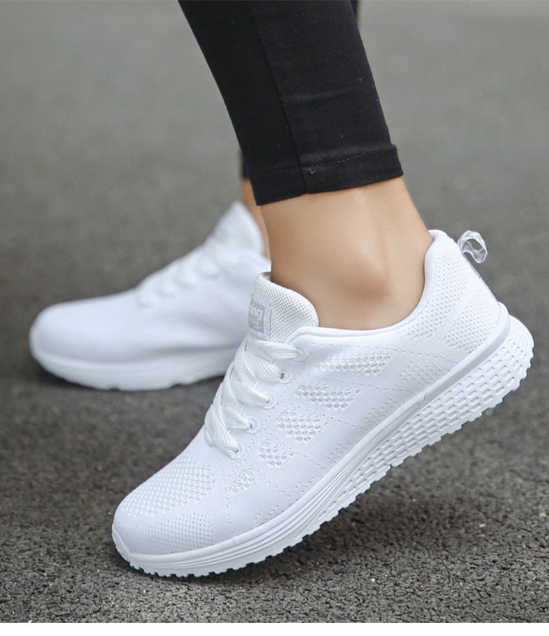 Modne casualowe buty damskie. Stylowe sneakersy sportowe, podkreślające indywidualny styl.