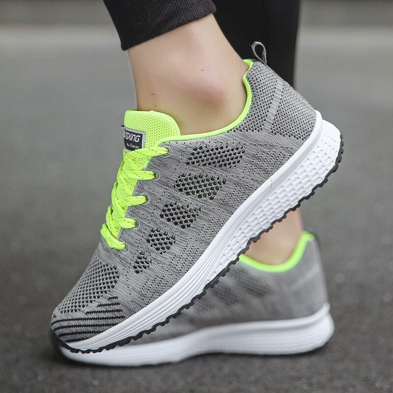 Przewiewne damskie sneakersy z siateczką. Zapewniają świeżość stopy, idealne na ciepłe dni.