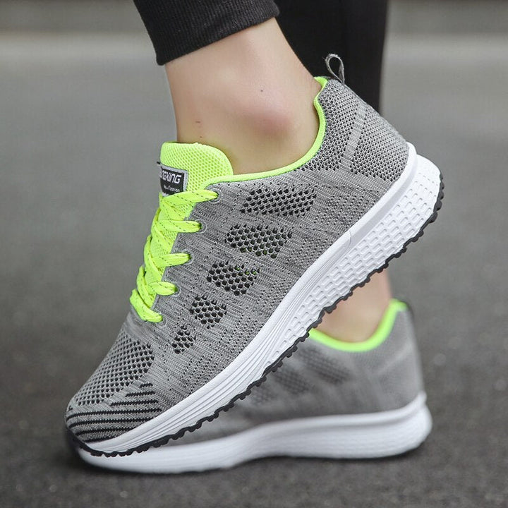 Przewiewne damskie sneakersy z siateczką. Zapewniają świeżość stopy, idealne na ciepłe dni.