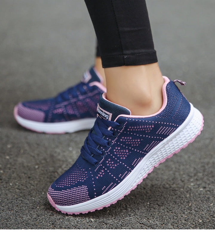 Damskie sneakersy sportowe na zewnątrz. Lekkie i wygodne buty na miejskie aktywności i spacery.