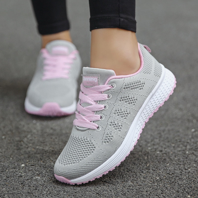 Kobieta w wygodnych damskich sneakersach sportowych. Stylowe obuwie casual na każdą okazję.