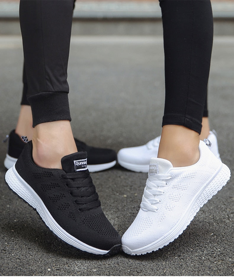 Tył stylowych damskich sneakersów casual. Ergonomiczny design dla wygody.