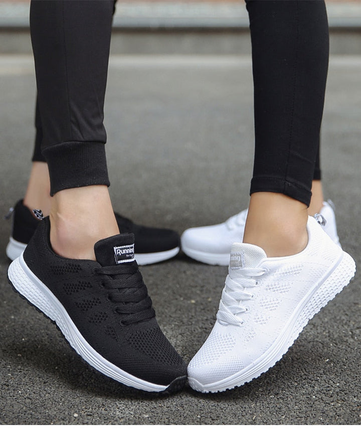 Tył stylowych damskich sneakersów casual. Ergonomiczny design dla wygody.