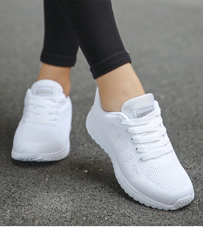 Para modnych, lekkich damskich sneakersów sportowych. Obuwie na co dzień, gotowe do noszenia.