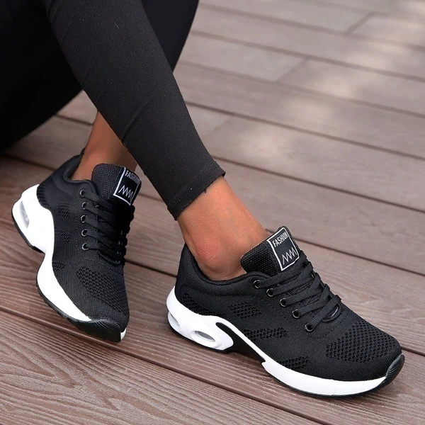 Lekkie damskie sneakersy sportowe, zaprojektowane dla wygody i aktywności na co dzień.