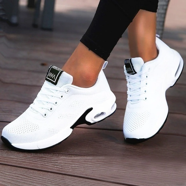 Damskie sportowe sneakersy z elastyczną podeszwą, wspierające komfort podczas chodzenia i aktywności.