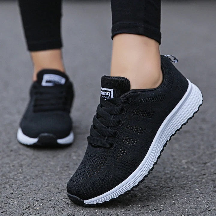 Wygodne damskie sneakersy, obuwie sportowe na co dzień. Modne buty casual, przewiewne i niskie, na jesień.