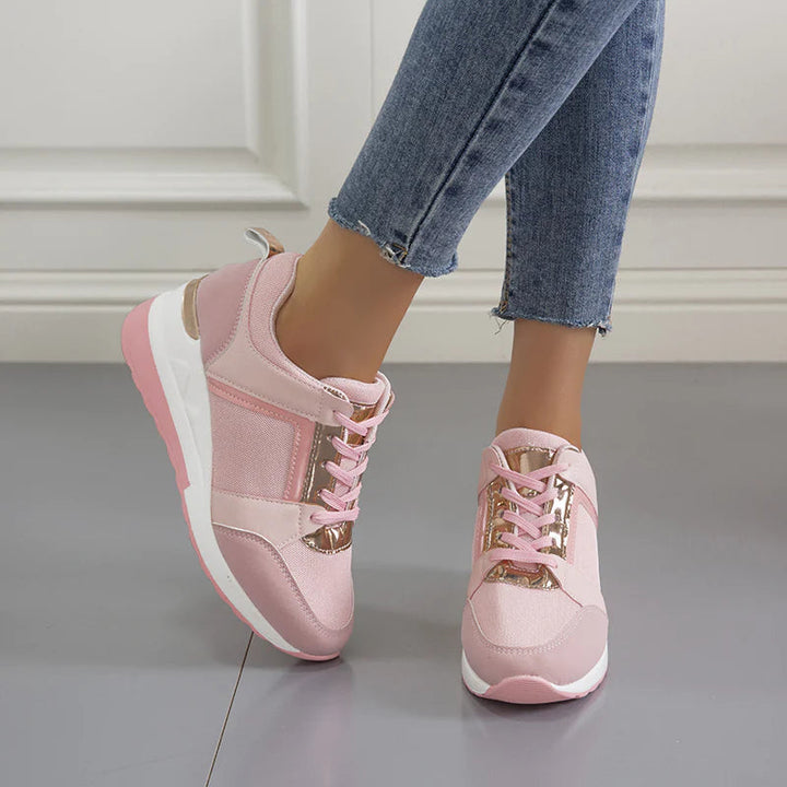Tył damskich sneakersów, prezentujący design. Elastyczne, lekkie obuwie sportowe dla kobiet.