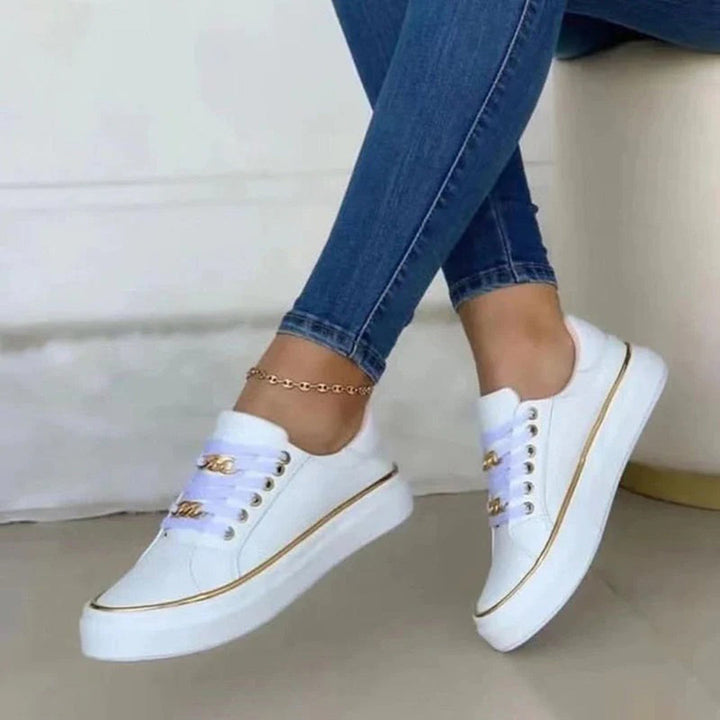 Damskie sneakersy z eleganckim łańcuszkiem i złotymi detalami. Wygodne obuwie zimowe w miejskim stylu.