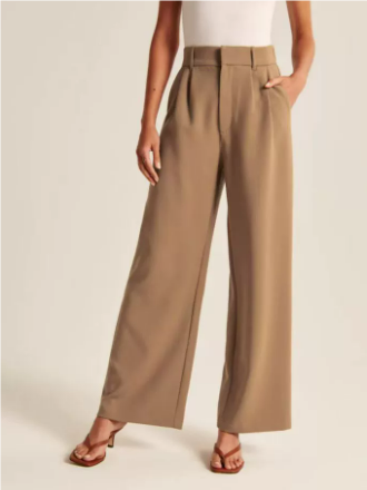Modne spodnie damskie z wysokim stanem i szerokimi nogawkami. Zapewniają komfort i elegancki look na co dzień.