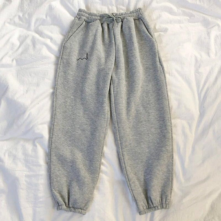 Damskie spodnie dresowe z wyróżniającym się nadrukiem, dodające stylu codziennym, modnym outfitom.