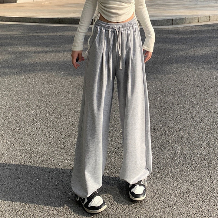 Komfortowe damskie spodnie dresowe z dzianiny, z szerokimi nogawkami. Stylowy casual do domowego relaksu.
