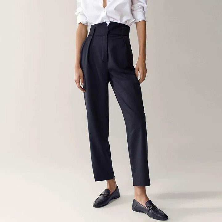 Damskie spodnie paperbag z wysokim stanem, idealne do eleganckich i casualowych stylizacji.