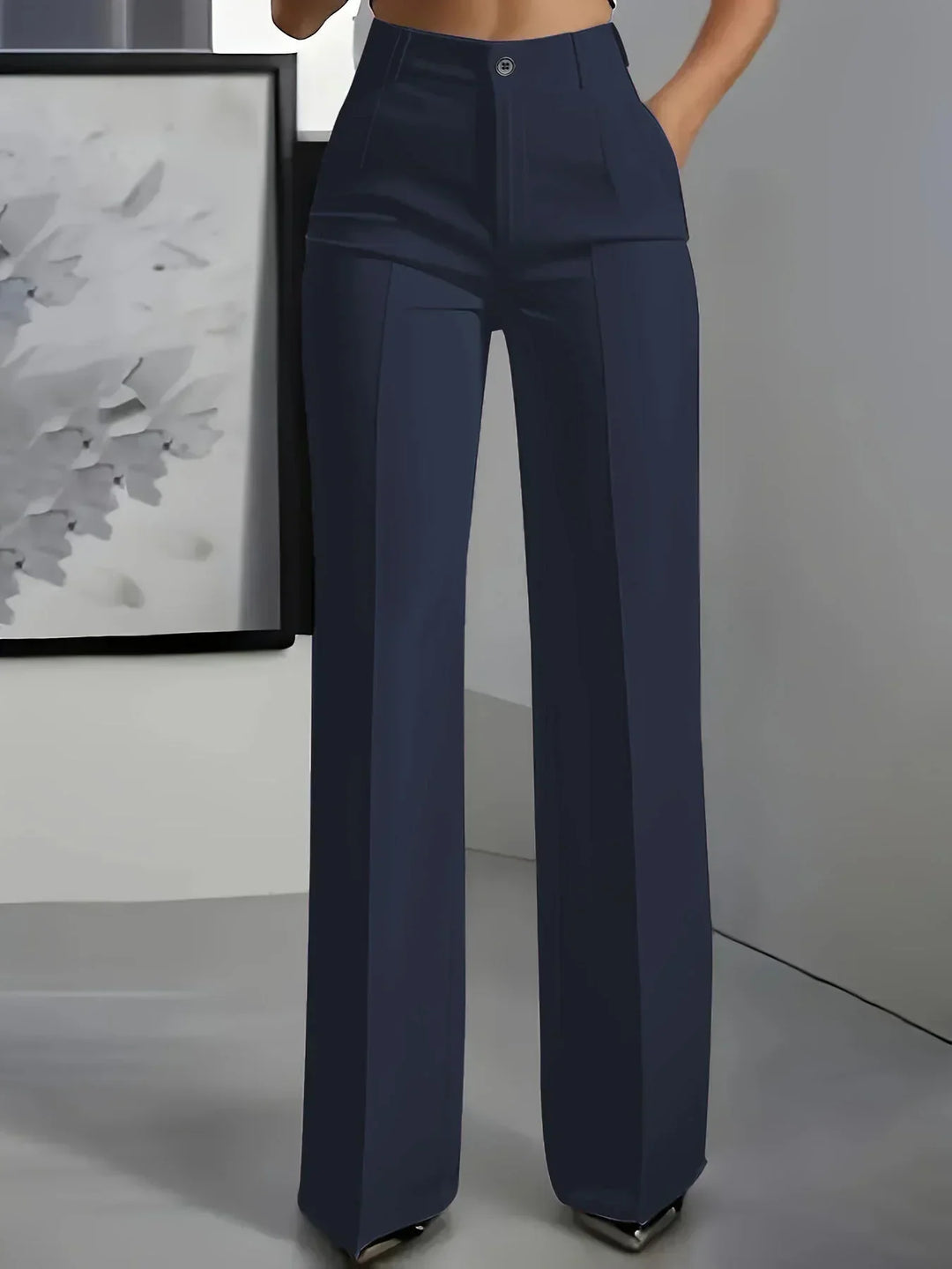 Wygodne spodnie damskie Smart z szerokimi nogawkami. Uniwersalny model do casualowych i eleganckich zestawów.