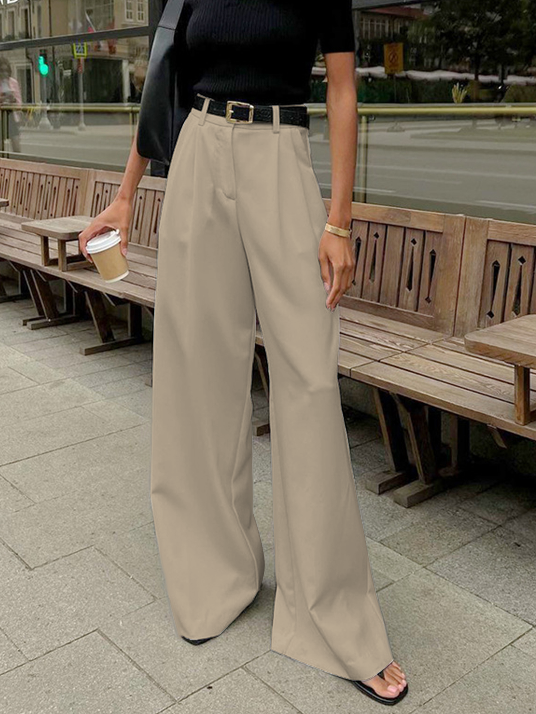 Damskie spodnie z wysokim stanem i szerokimi nogawkami. Detal paska, podkreślający modny, elegancki styl.