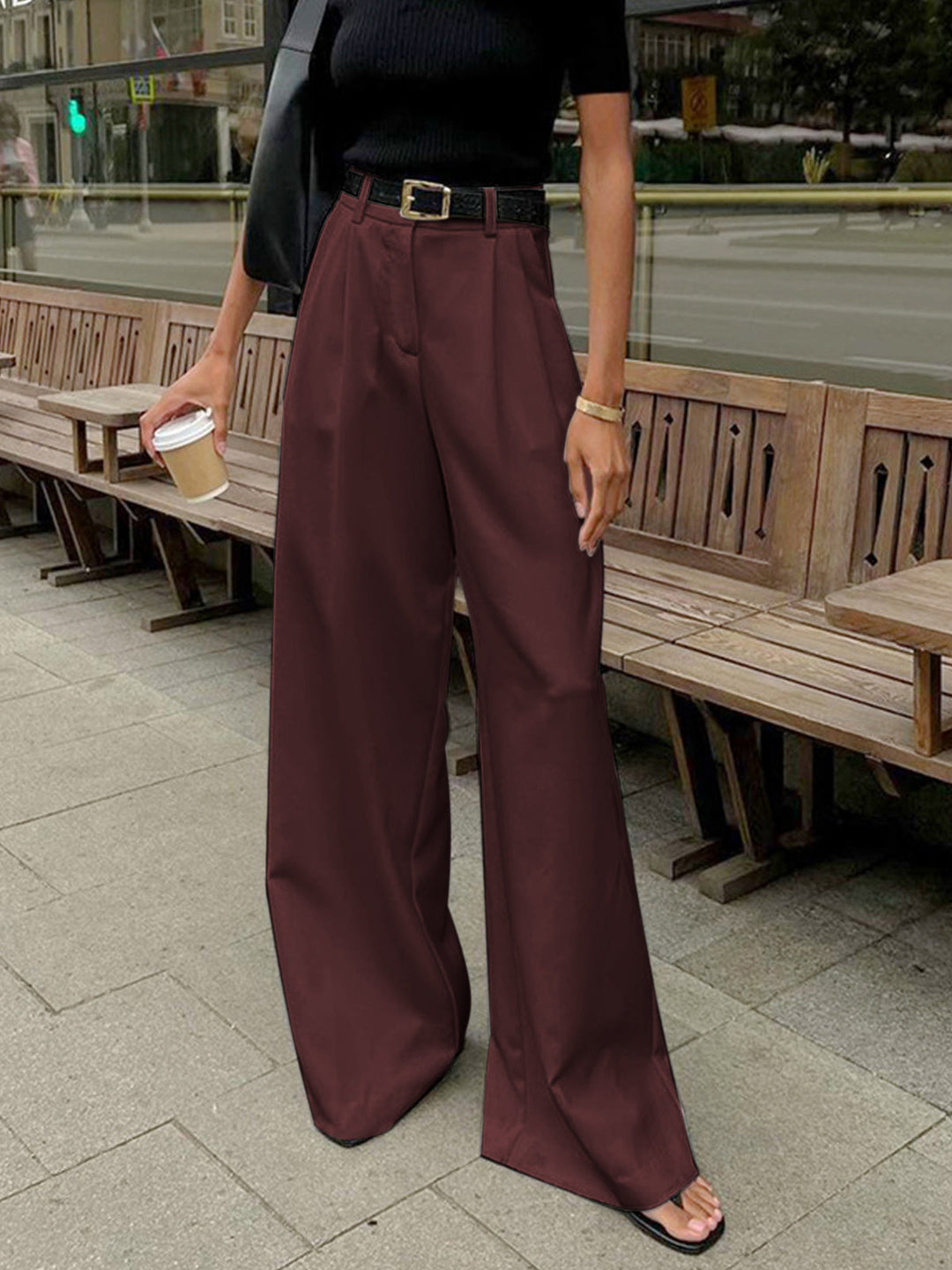 Całoroczne damskie spodnie z szerokimi nogawkami i wysokim stanem. Komfortowe, eleganckie, pasują do wielu stylizacji.