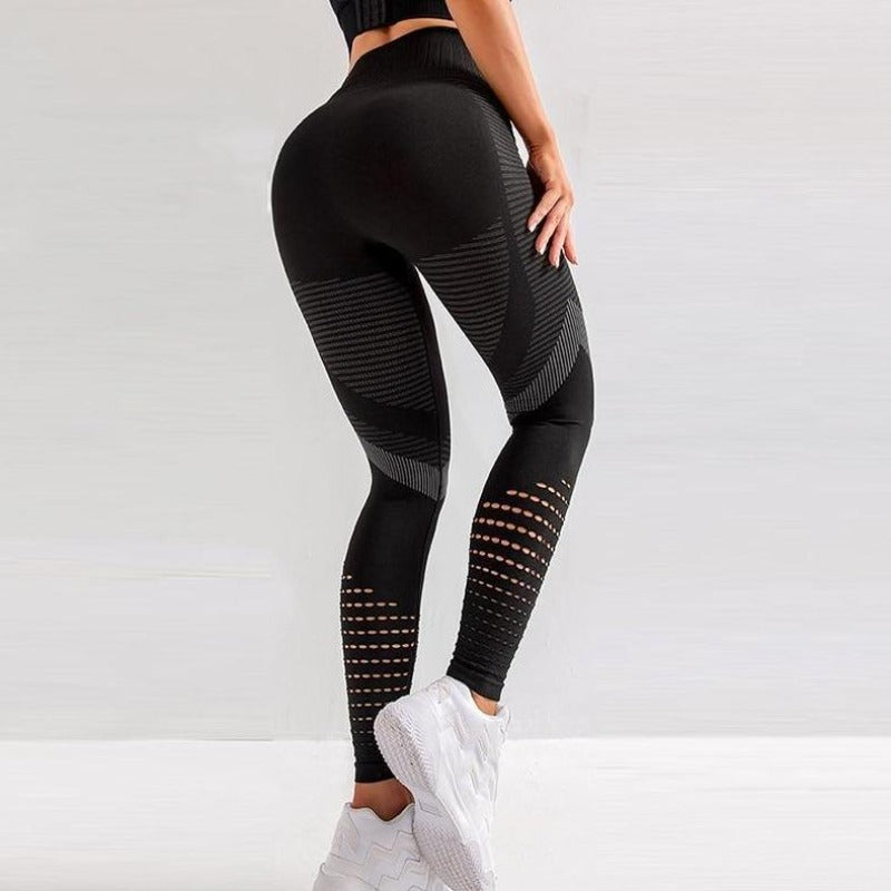 Czarne legginsy fitness z modnymi wycięciami na udach. Wysoki stan, szybkoschnące i wygodne.