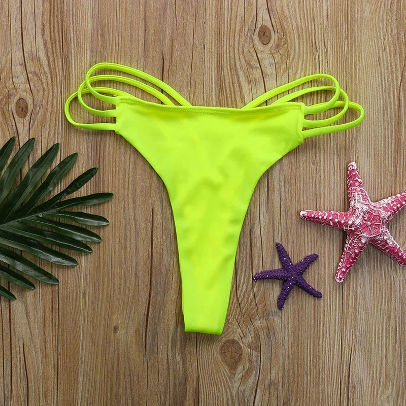 Eleganckie damskie stringi kąpielowe z modnymi paskami. Perfekcyjne na lato, plażę i kąpiel.