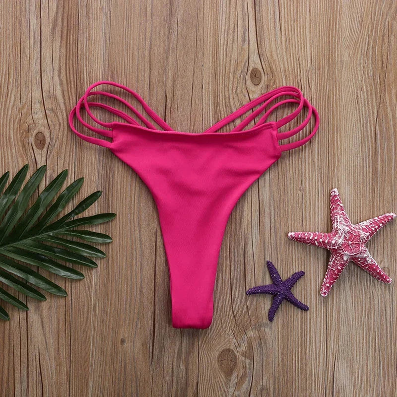 Komfortowe damskie stringi kąpielowe z paskami. Stylowe bikini na upalne dni i wakacje na plaży.