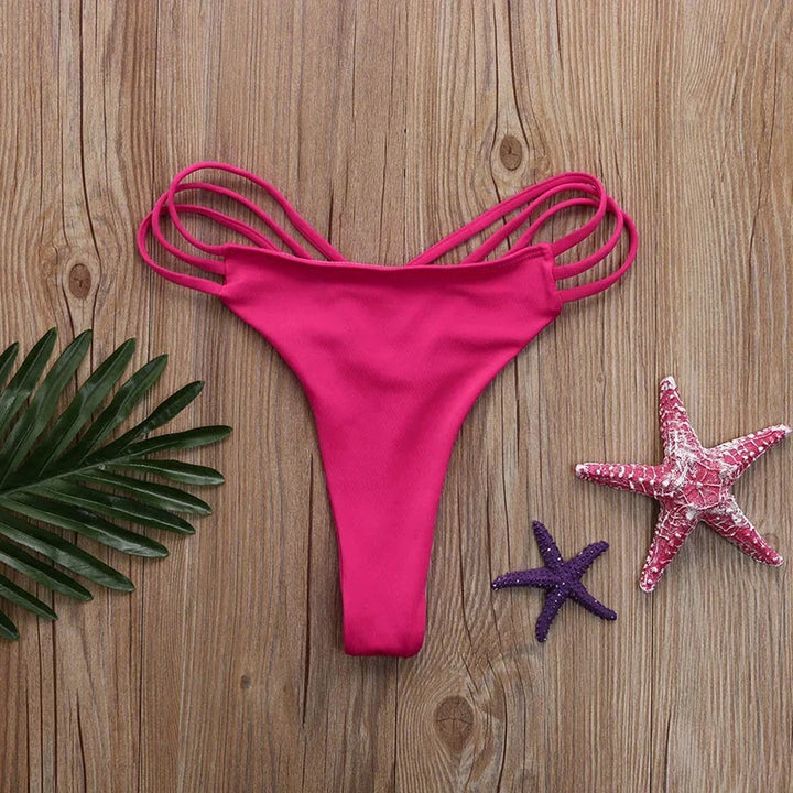 Komfortowe damskie stringi kąpielowe z paskami. Stylowe bikini na upalne dni i wakacje na plaży.